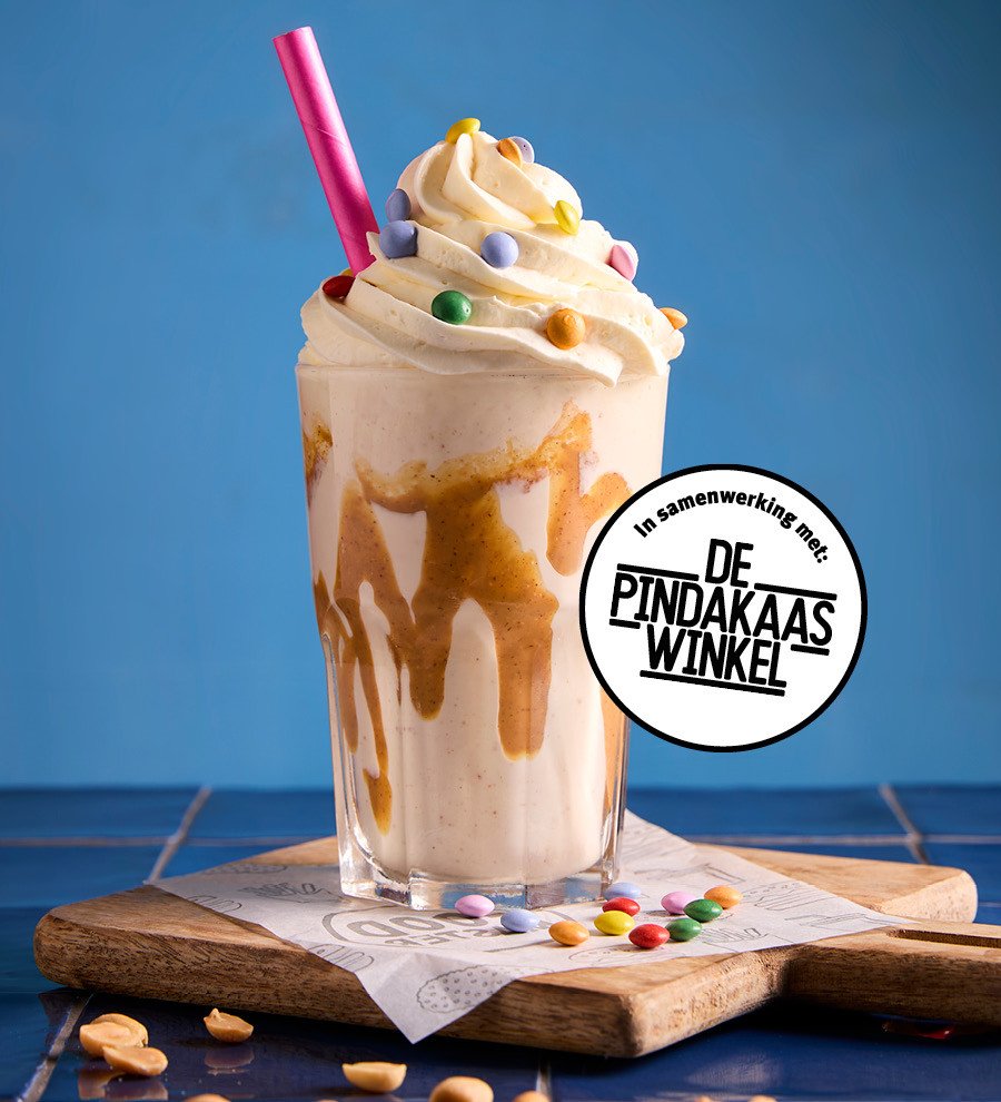 Milkshake met pindakaas, slagroom en mini choco’s bij Foodmaster